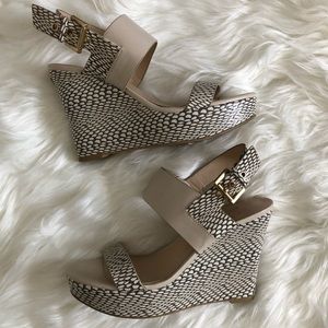 GUESS White and Gray Buckle Strap Wedge Sandal with Snakeskin Design W Size 6